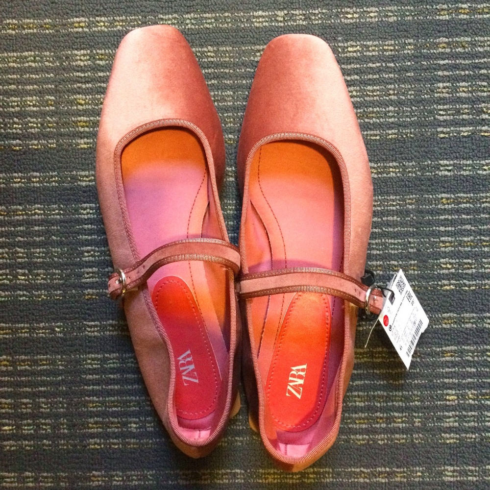New with tags Zara ballet flats. Velvet pink.